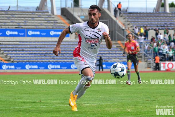 Guillermo Clemens buscando el balón en un encuentro del Apertura 2016 | Foto: Rodrigo Peña (VAVEL)