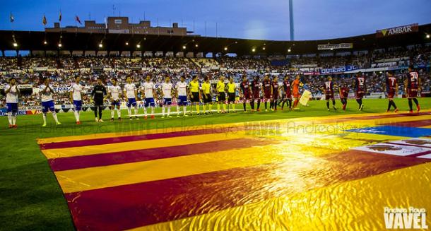 Momento en que saltan los jugadores del Huesca sobre el césped de La Romareda | Foto: Andrea Royo