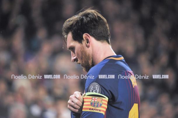 Leo Messi ajustándose el brazalete. Foto: Noelia Déniz, VAVEL.com