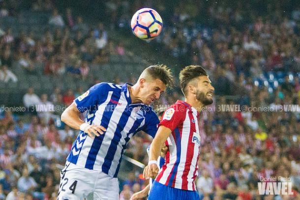Feddal pugna por el balón con Carrasco, en el que hasta ahora ha sido su único encuentro | Foto: Daniel Nieto / Vavel.com