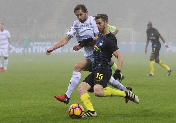Lulić presiona a Ansaldi para quitarle la pelota | Foto: FC Inter
