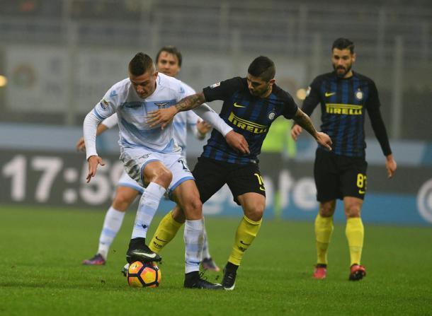 Banega intenta robar el balón a Milinković-Savić en un lance del partido | Foto: FC Inter