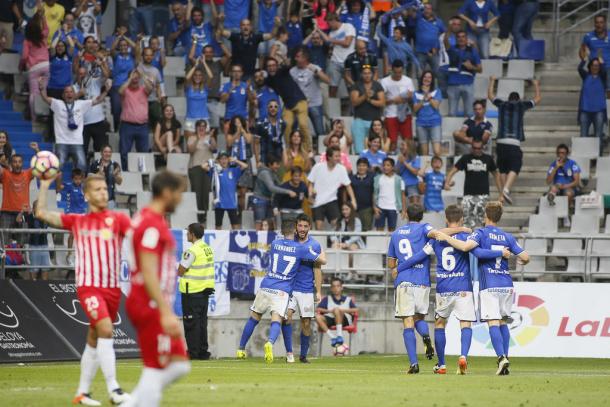 El oviedismo celebra el gol de Toché al Almería en la jornada 2 de campeonato | Foto: Real Oviedo
