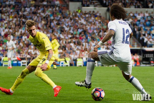Marcelo con el balón ante Castillejo en un partido de la pasada campaña I Foto: Daniel Nieto (VAVEL)