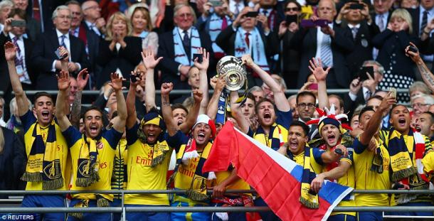 L'Arsenal festeggia la FA Cup del 2015 (4-0 all'Aston Villa in finale). | Fonte immagine: Reuters via GQ234.com