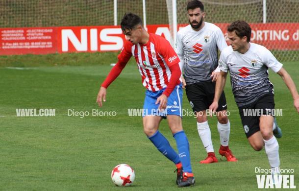 La defensa del Sporting B se vio superada en los primeros compases // Imagen: Diego Blanco - VAVEL