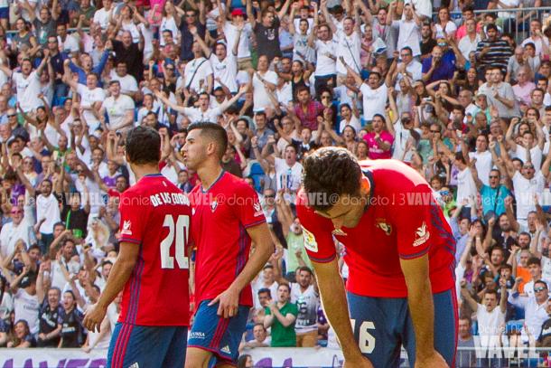 Los jugadores de Osasuna tras encajar uno de los cinco goles en el Bernabéu | Foto: Daniel Nieto (VAVEL.com)