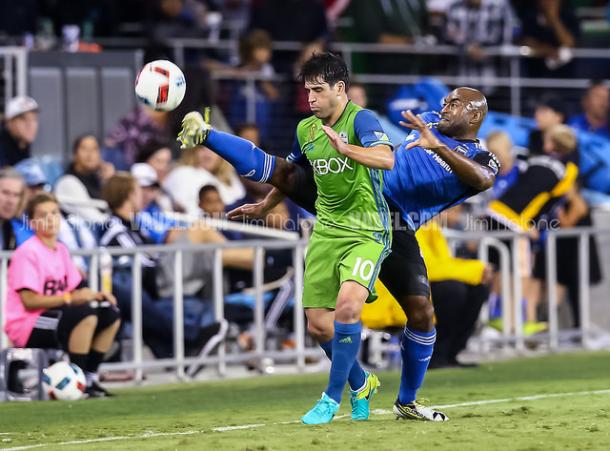 Nicolás Lodeiro (green) has ignited the Seattle Sounders since he joined the team at the end of July | Source: Jim Malone - VAVEL USA
