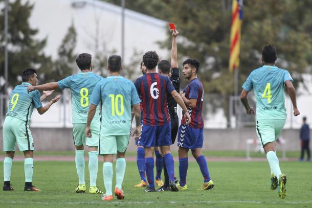 El árbitro mostró la roja a Mario Gómez | Foto: CF Gavà