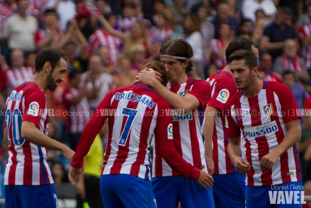 Griezmann celebra junto a sus compañeros su gol frente al Deportivo | Foto: Daniel Nieto - VAVEL.com