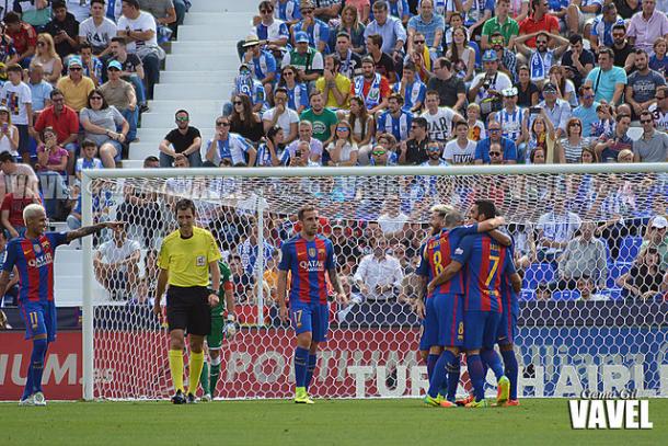 Los jugadores del Barcelona celebran uno de los tantos anotados en Butarque. Foto: Gema Gil (Vavel)