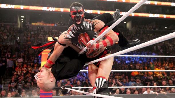 Bálor contra Corbin. | Foto: WWE