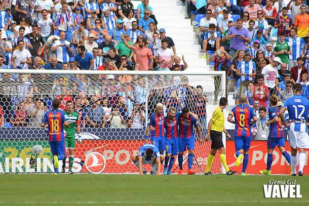 Los jugadores azulgranas celebrando el segundo gol, obra de Suárez | Foto: Gema Gil - VAVEL
