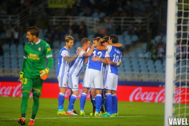 Jugadores de la Real celebrado uno de los cuatro goles marcado a Las Palmas en Anoeta | Imagen: Óscar Alonso - VAVEL