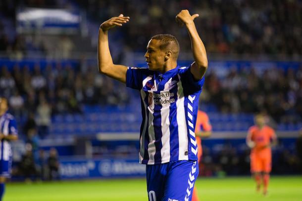 Deyverson celebra el tanto anotado ante el Granada el pasado lunes | Foto: Deportivo Alavés