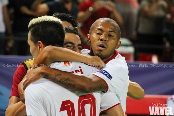 Los jugadores del Sevilla celebran el gol anotado ante el Lyon | Foto: Raúl Pajares / Vavel.com
