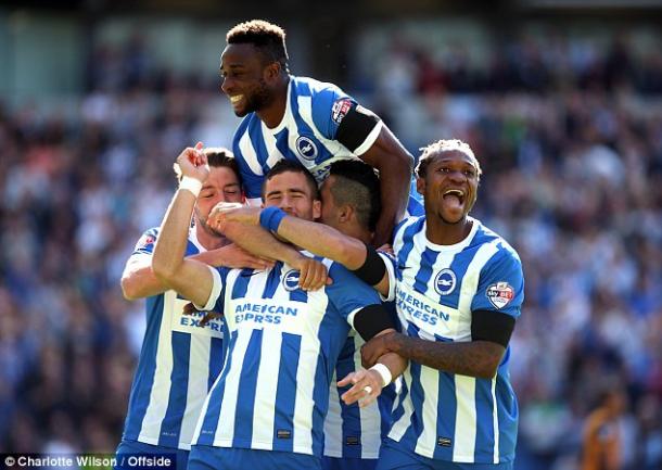 Los jugadores del Brighton celebran el gol de Hemed ante el Hull. Foto: Charlotte Wilson via Daily Mail
