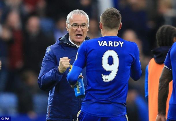 Vardy y Ranieri celebrando un triunfo la temporada pasada. Foto: PA