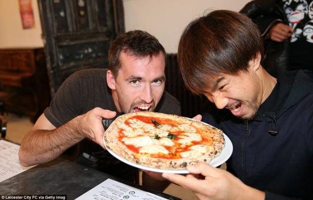 Fuchs y Okazaki comiendo pizza. Foto: Leicester
