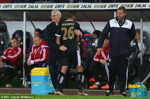 Mahrez se saluda con Ranieri al ser sustituido la temporada pasada. Foto: BPI