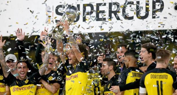 Witsel levantando a taça da Supercopa da Alemanha disputada neste ano, 2019. (foto: Divulgação/BVB)