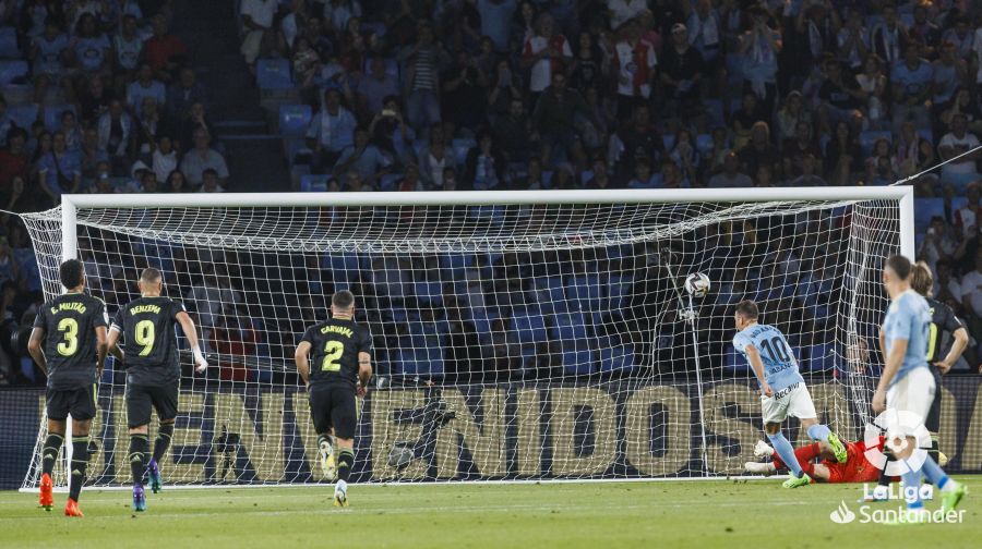 Iago Aspas marcando de penalti ante el Real Madrid. FUENTE: LaLiga