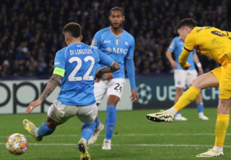 Lewandowski y Di Lorenzo, capitán de los napolitanos, en una acción del partido de ida // Foto: EFE