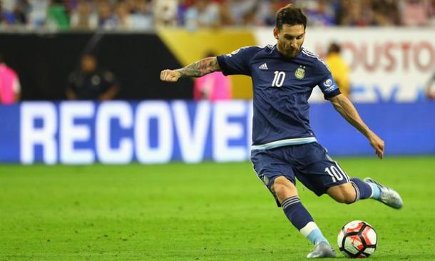 La magica punizione di Leo Messi durante la semifinale di Copa America contro gli Stati Uniti