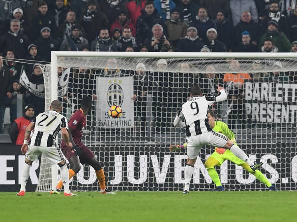 Higuain segna il gol decisivo nel match d'andata dopo una splendida azione personale. | corriereobjects.it