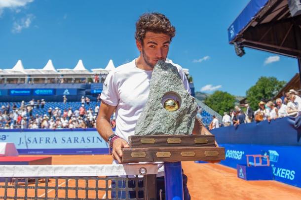 Matteo Berrettini kisses his first ATP trophy in Gstaad. Photo: Swiss Open Gstaad