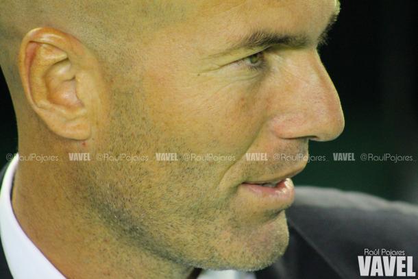 Zinedine Zidane, pensativo, antes del partido. | Foto: Raúl Pajares (VAVEL España)