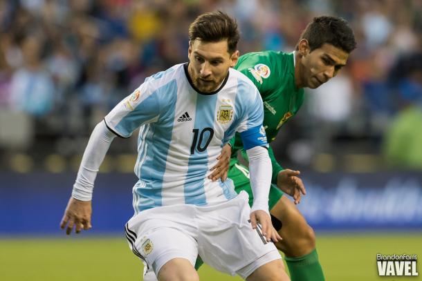 Argentina forward Lionel Messi (#10, left) excited the crowd with an array of dribbling moves on Tuesday | Brandon Farris -VAVEL USA