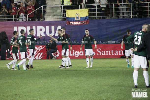 Los jugadores del Osasuna celebran uno de los goles frente al Eibar | Foto: Ángel Ezkurra (Vavel)
