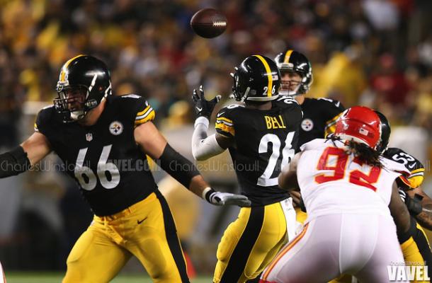 Le'veon Bell (26) will look to ease any pressure that backup quarterback Landry Jones may have or face | Source: Chales Winslow II - VAVEL USA