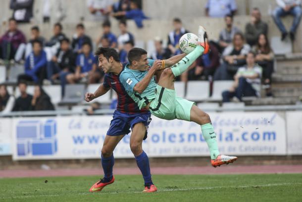 Palencia despeja de chilena ante Boris | Foto: CF Gavà