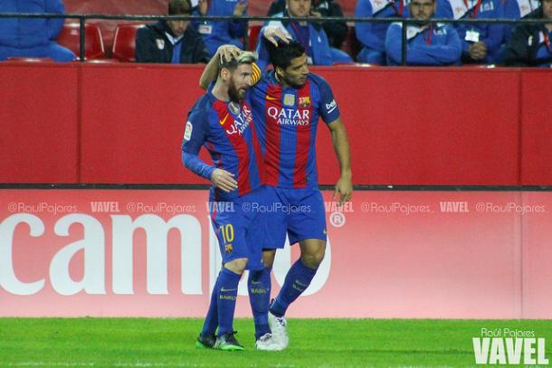 Leo celebra con Suarez uno de los goles en el Sánchez Pizjuán. Foto: VAVEL