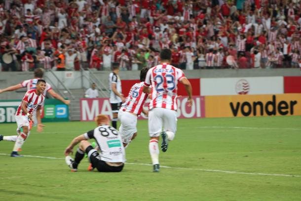 Zagueiro Igor Rabello marca no último lance e dá a vitória ao Timbu (Foto: Léo Lemos/Náutico)