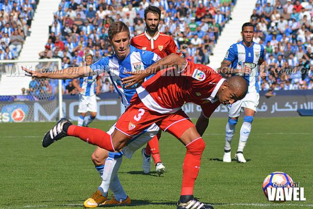 Szymanowski pugna por un balón ante Mariano | Foto: Gema Gil (Vavel)