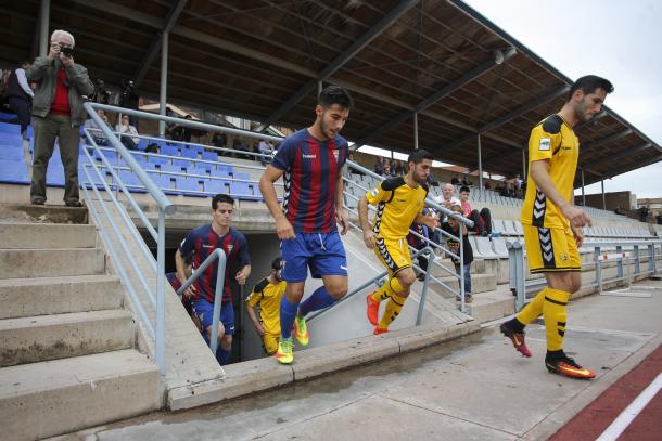 Los jugadores saltando al terreno de juego | Foto: CF Gavà