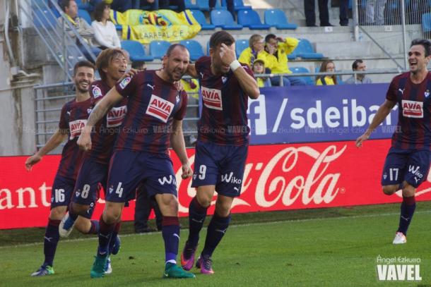 Los armeros celebrando el gol de Ramis, que ponía el 1-1 en el marcador. Minutos más tarde, marcaron el segundo | Imagen: Ángel Ezkurra - VAVEL