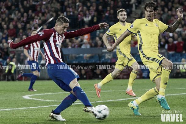 Torres chuta ante un jugador del Rostov / Foto: Daniel Nieto - VAVEL
