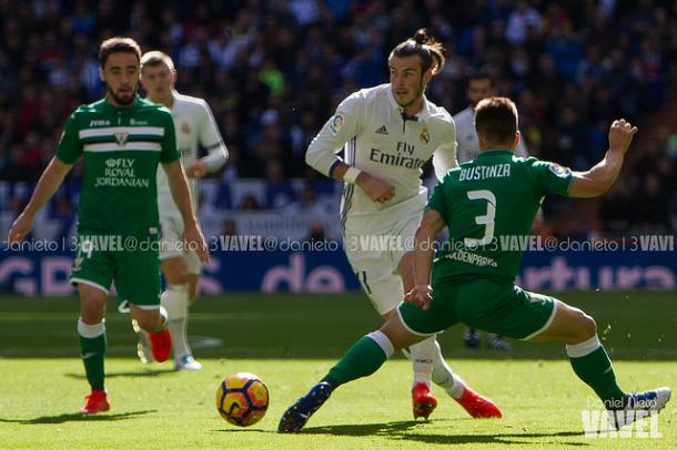 Gareth Bale frente a Bustinza en un partido de liga | Foto: Daniel Nieto (VAVEL)