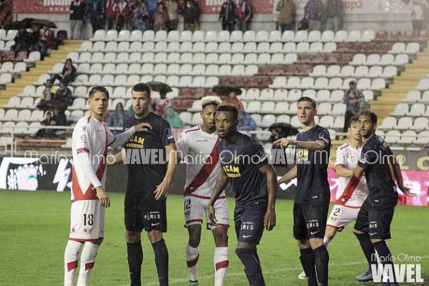 Jugadores del UCAM Murcia en su victoria por 0-1 ante el Rayo Vallecano. | Foto: María Olmo (VAVEL)