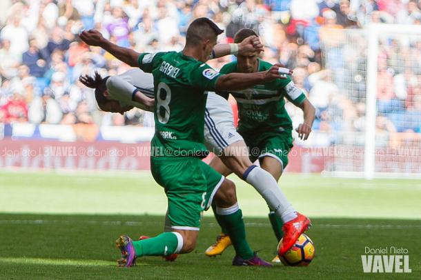 Gareth Bale, Gabriel Pires y Szymanowski pugnan por un balón | Foto:. Daniel Nieto - VAVEL