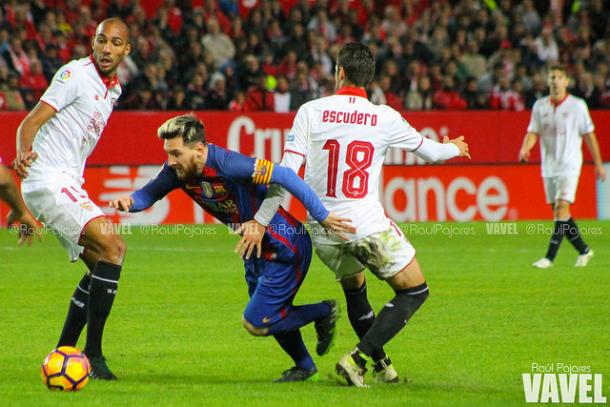 Leo trata de regatear a dos rivales en el Sánchez Pizjuán. Foto: VAVEL