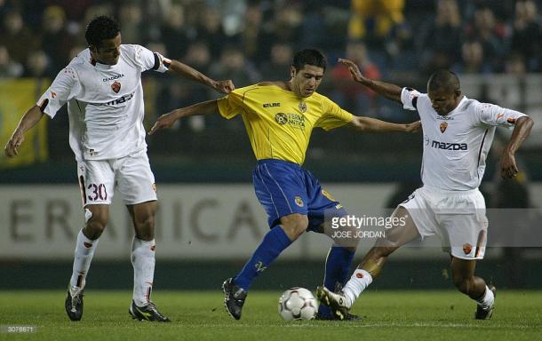 Riquelme lucha el balón frente a dos jugadores de la Roma | Imagen: www.gettyimages.com