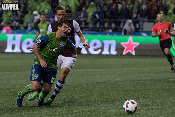 Marc Burch, background, fouls Seattle Sounders midfielder Nicolás Lodeiro in the box during the Western Conference Finals | Source: Brandon Farris - VAVEL USA