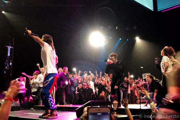 Jared Leto en el concierto del 12 de abril en Madrid. En 'Closer to the Edge' subió a gente del público | Foto: Irene Izquierdo