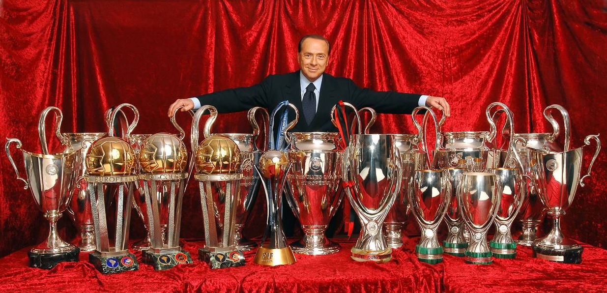 Silvio Berlusconi exhibiendo los trofeos conquistados bajo su mandato/ Fuente: Getty