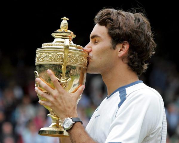 Roger Federer con il trofeo nel 2005. Fonte: BBCnews